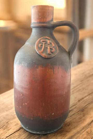 Kruik van steengoed met Aziatisch decoratie. beschikbaar voor biedingen