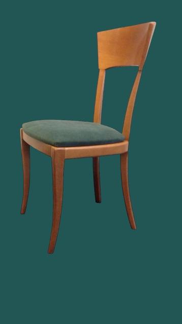 4 Eetkamerstoelen in kersenkleur met zitting in groene stof. beschikbaar voor biedingen