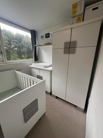 Kinderkamer/ babykamer ledikant, commode, kast, plankje beschikbaar voor biedingen