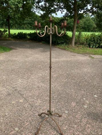 Smeedijzeren brocante kaarsenkandelaar beschikbaar voor biedingen