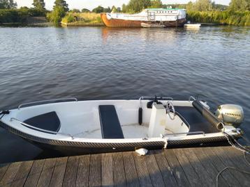 Boot sloep met stuur en buiten boord motor 10 pk