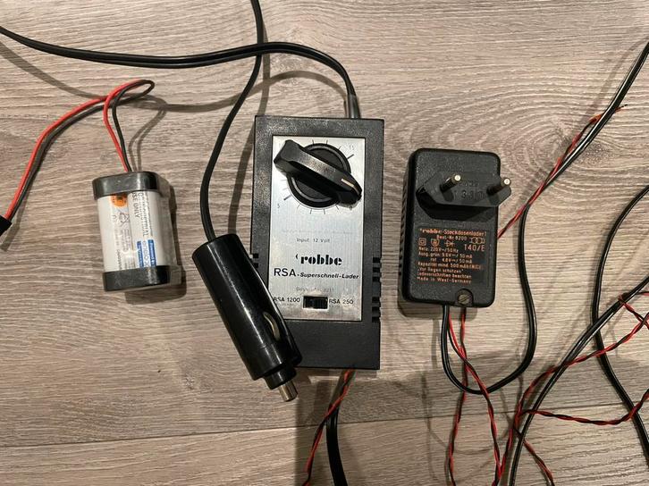 RC Auto opladers (merk: ROBBE) en servo accupack, Hobby en Vrije tijd, Modelbouw | Radiografisch | Auto's, Zo goed als nieuw, Onderdeel