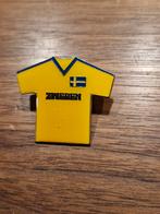 V 045 Zweden voetbal shirt pin, Verzamelen, Speldjes, Pins en Buttons, Ophalen of Verzenden, Zo goed als nieuw, Stad of Land, Speldje of Pin