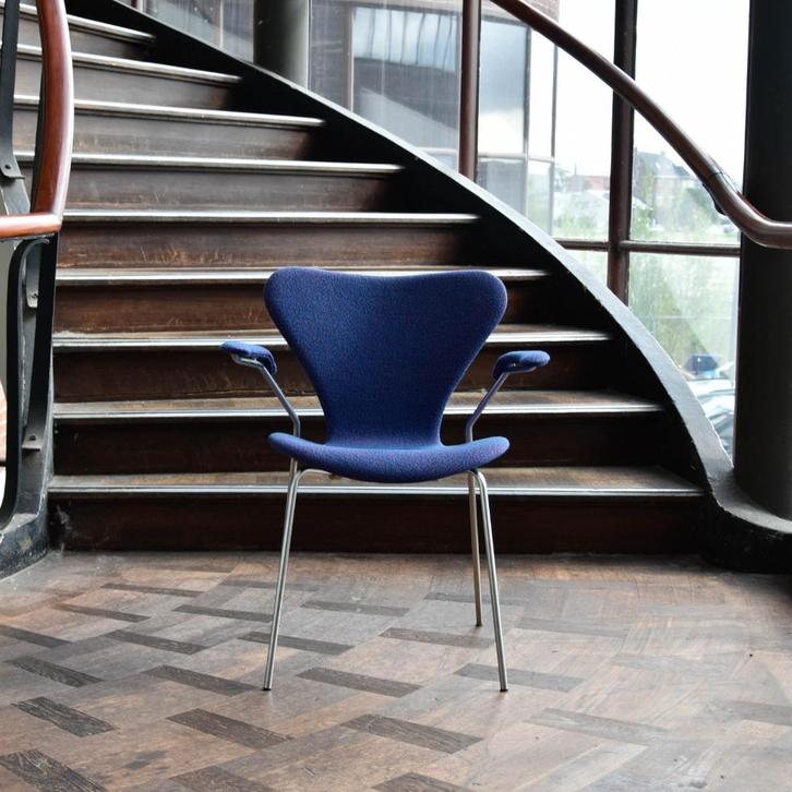 Fritz Hansen vlinderstoel - Kvadrat, Huis en Inrichting, Stoelen, Zo goed als nieuw, Eén, Stof, Blauw, Ophalen of Verzenden