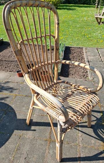 Rotan stoel,  hoog model. beschikbaar voor biedingen