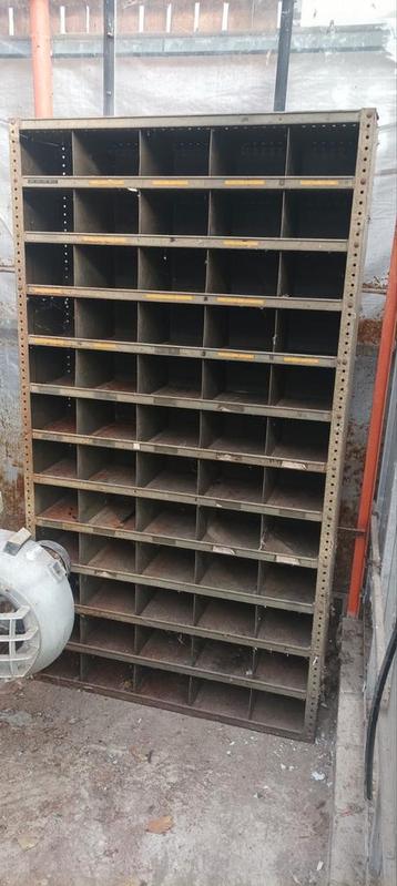 Vintage roest ijzeren vakkenkast uit oud fabrieksmagazijn  beschikbaar voor biedingen