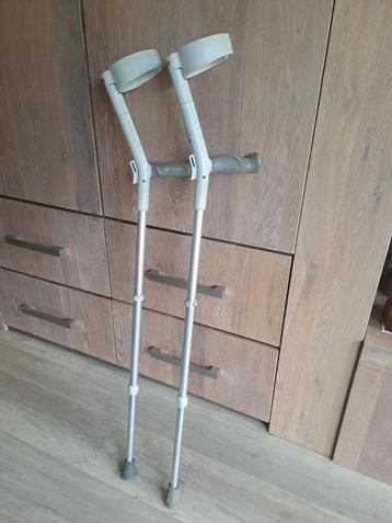 arm krukken beschikbaar voor biedingen