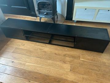 Zwarte metalen TV-kast / opbergkast beschikbaar voor biedingen