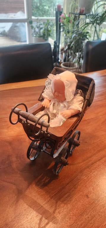 Vintage Poppenwagen met Pop beschikbaar voor biedingen