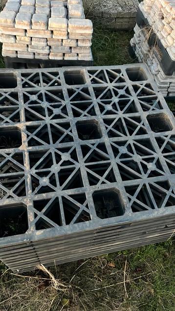 Kunststof pallets diverse maten beschikbaar voor biedingen