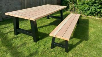 Robuuste tuintafel met Bank – Douglas Hout & Staal beschikbaar voor biedingen