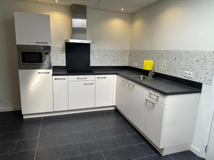 Keuken 4 jaar oud + badkamer sanitair, Huis en Inrichting, Keuken | Complete keukens, Gebruikt, Hoekkeuken, Wit, Hout, Ophalen