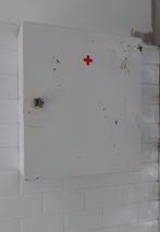Medicijnkasje industriëel ijzeren kasje rode kruis duitsland, Industriële medicijnkasje ijzer, Gebruikt, Ophalen of Verzenden