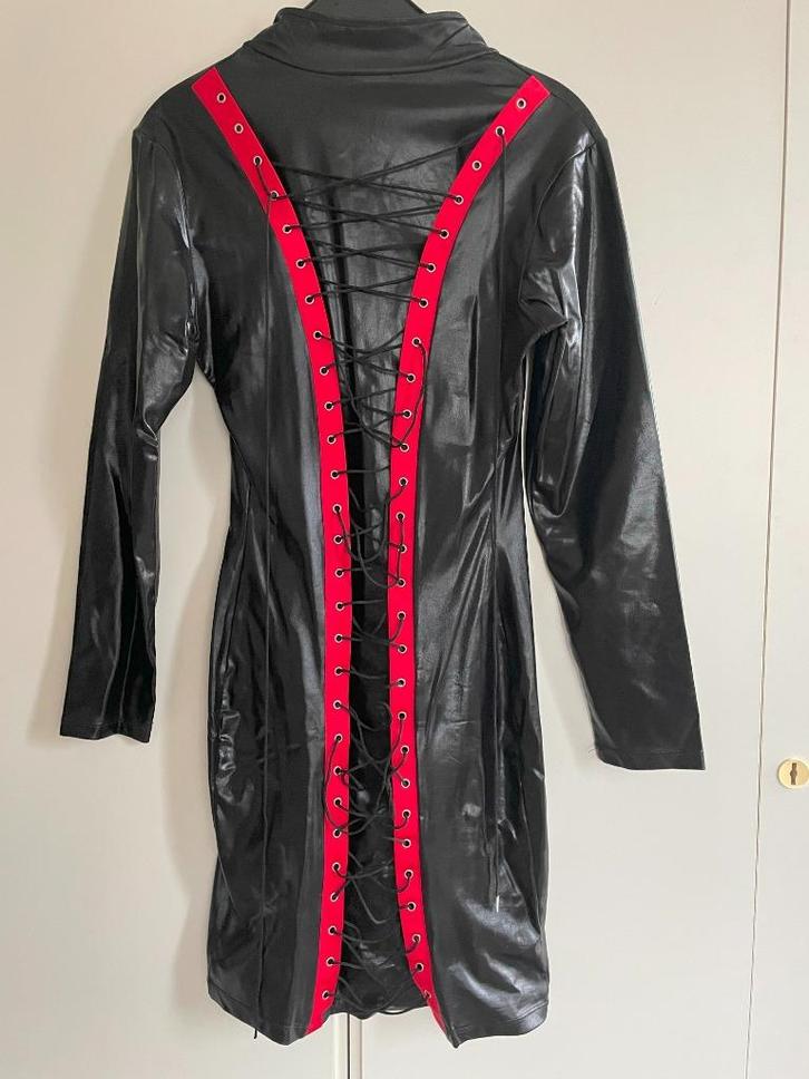 zwart wetlook jurkje, met vetersluiting achter, Kleding | Dames, Overige Dameskleding, Nieuw, Ophalen of Verzenden