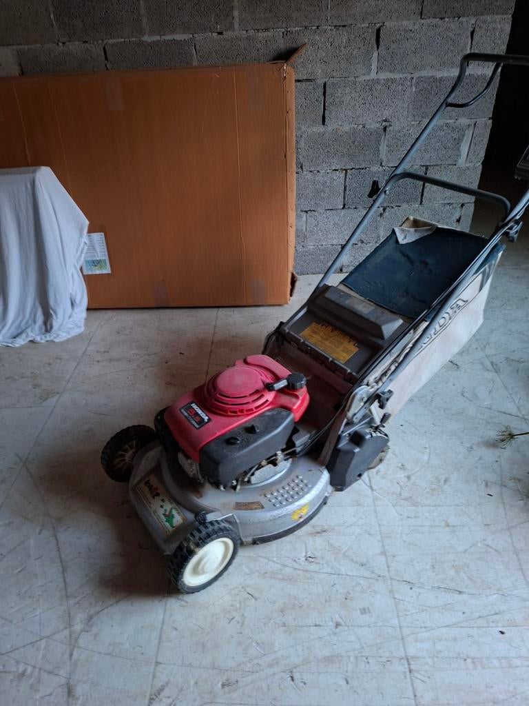 Honda met looprol Benzine Grasmaaier - Gebruikt, Tuin en Terras, Grasmaaiers, Gebruikt, Benzine-grasmaaier, 40 t/m 49 cm, Cirkelmaaier