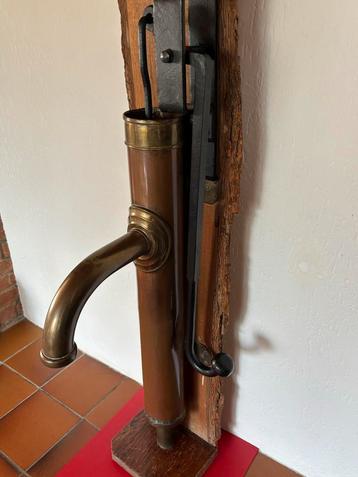 Antieke Koperen Waterpomp op Eiken Plank | ca 127 cm hoog beschikbaar voor biedingen