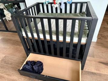 Zwart houten baby box met lade incl matras, boxkleed, mobiel beschikbaar voor biedingen