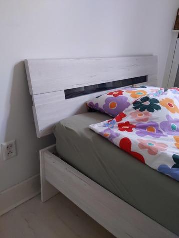 Twijfelaar bed in goede staat inclusief matras beschikbaar voor biedingen