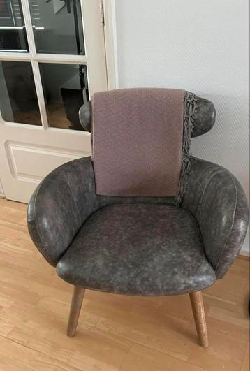 fauteuil met houten poten beschikbaar voor biedingen