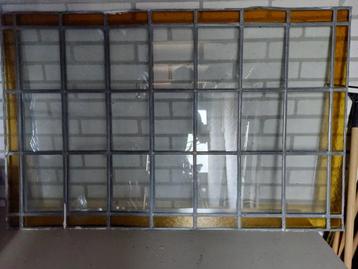 Twee identieke glas-in-lood ramen beschikbaar voor biedingen