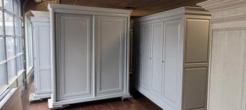 Verschillende brocante kasten, kledingkast, slaapkamerkasten beschikbaar voor biedingen