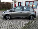 Toyota Yaris 1.5 Hybrid Design Sport, Auto's, Toyota, Gebruikt, 4 cilinders, Bedrijf, Grijs
