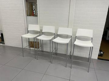 Stapelbare witte barkrukken 4 stuks beschikbaar voor biedingen