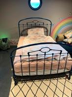 Zeer mooi stalen bed, Huis en Inrichting, Slaapkamer | Bedden, Ophalen, Gebruikt, Metaal, 140 cm