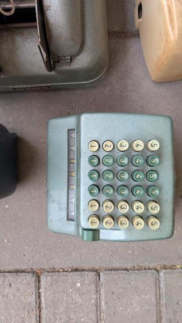 Vintage mechanische rekenmachine – jaren ’50/’60 beschikbaar voor biedingen
