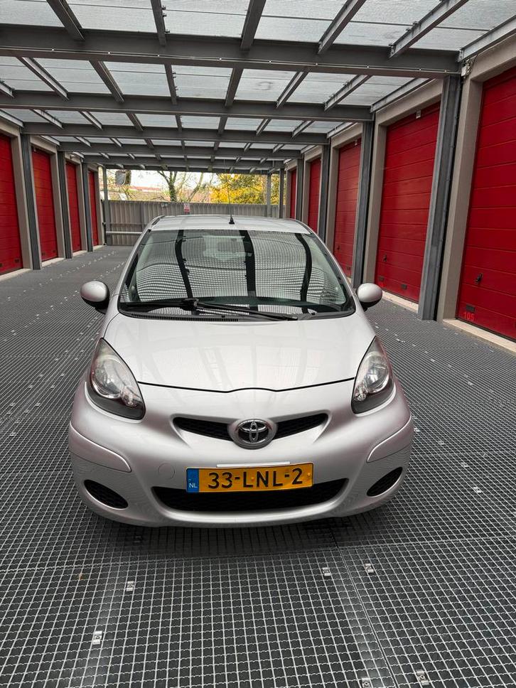Toyota Aygo 1.0 12V Vvt-i 5DRS MMT 2010 Grijs, Auto's, Toyota, Particulier, Aygo, Benzine, B, Hatchback, Automaat, Origineel Nederlands