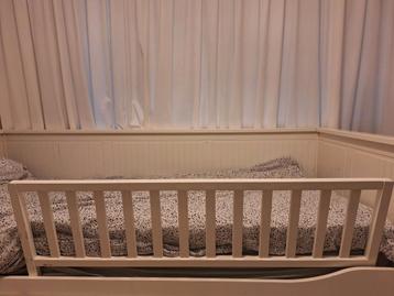 Wit bedrekje. beschikbaar voor biedingen