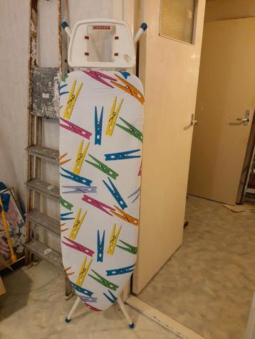 Gratis strijkplank en wasmand  beschikbaar voor biedingen