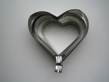 4 antieke metalen mallen voor suikerhart  beschikbaar voor biedingen