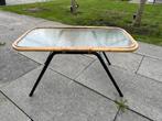 Vintage bamboe bijzettafel met glazen blad, Ophalen, Minder dan 45 cm, Gebruikt, 55 tot 75 cm