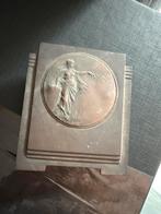 tafelstandaard / plaquette Émile Médailles d’Art,Bruxelles, Verzenden, Brons