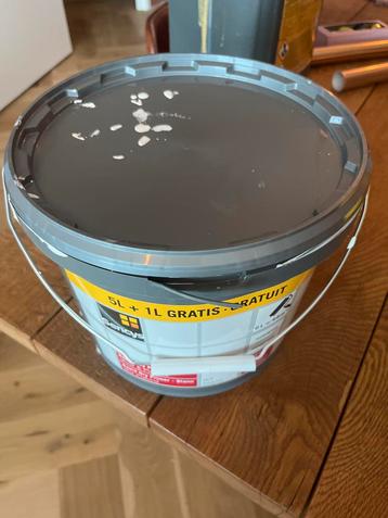 Witte primer voor muur en plafond over beschikbaar voor biedingen