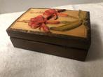 Een vintage houten sieradendoosje met houtsnijwerk fuchsia's, Ophalen of Verzenden