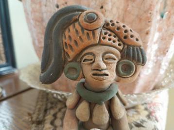 Handgemaakt terracotta beeldje in precolumbiaanse stijl. beschikbaar voor biedingen
