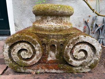 Oud Natuurstenen console , sokkel. Zuil . Tuindecoratie beschikbaar voor biedingen