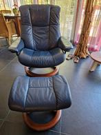 Draaistoel leer (donkerblauw)  met hocker (= voetenbank)., Huis en Inrichting, Fauteuils, Ophalen, Gebruikt, 75 tot 100 cm, Leer