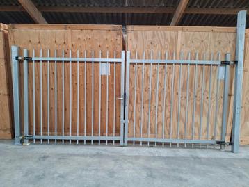 Dubbele spijlenpoort doorlopend 420 x 200 cm beschikbaar voor biedingen