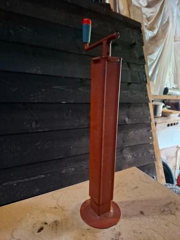 Voet voor aanhanger beschikbaar voor biedingen