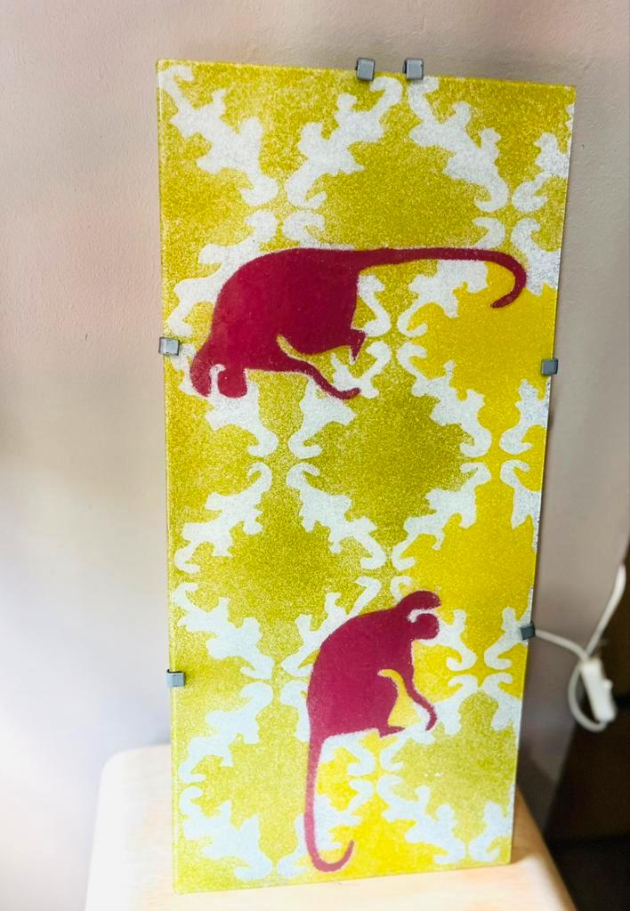 IKEA Gyllen Jungle Lamp - Vintage glaskunstwerk apenontwerp, Huis en Inrichting, Lampen | Wandlampen, Zo goed als nieuw, Ophalen of Verzenden