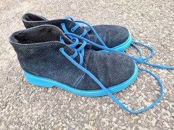 schoenen zwart met blauw beschikbaar voor biedingen
