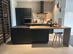 Moderne zwarte keuken met bar en inbouwapparatuur, Huis en Inrichting, Keuken | Complete keukens, Ophalen, Zo goed als nieuw