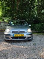 Toyota Yaris 1.3 16V Vvti 5DR Linea Terra 2004 Grijs, Auto's, Toyota, Voorwielaandrijving, 400 kg, Handgeschakeld, Grijs