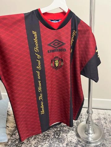 Vintage Manchester United Umbro Shirt beschikbaar voor biedingen
