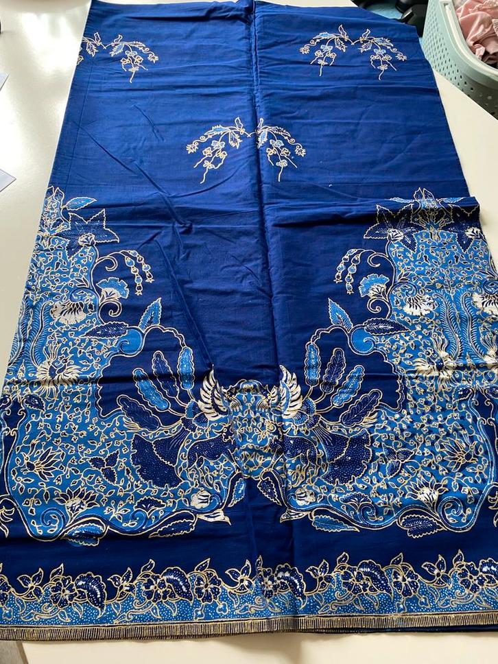 Indonesische Sarong Stof - Prachtige goud opdruk, Antiek en Kunst, Antiek | Kleden en Textiel, Ophalen of Verzenden