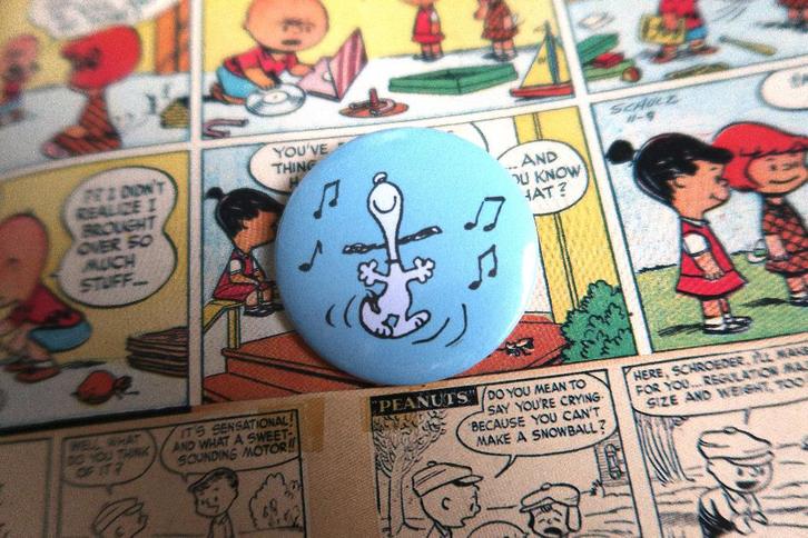 Snoopy Peanuts Comics 44MM Button Pin Broche, Verzamelen, Stripfiguren, Nieuw, Overige typen, Snoopy, Verzenden