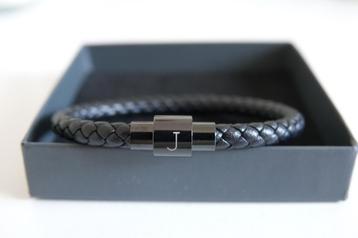 Zwart lederen armbandje, gegraveerd met de letter J beschikbaar voor biedingen